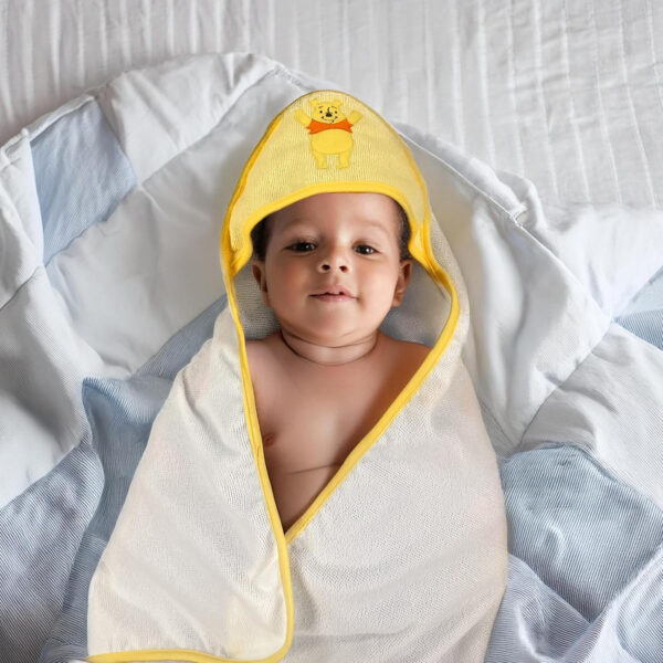 688af4034be97d9ef4860f172f33f64cc535b1aabeded7058bd81.jpg Cudlie Accessories Disney Baby Winnie The Pooh Hooded Towel with 5 Piece Washcloth Set, Honey Collector Print, GS71798, Yellow
