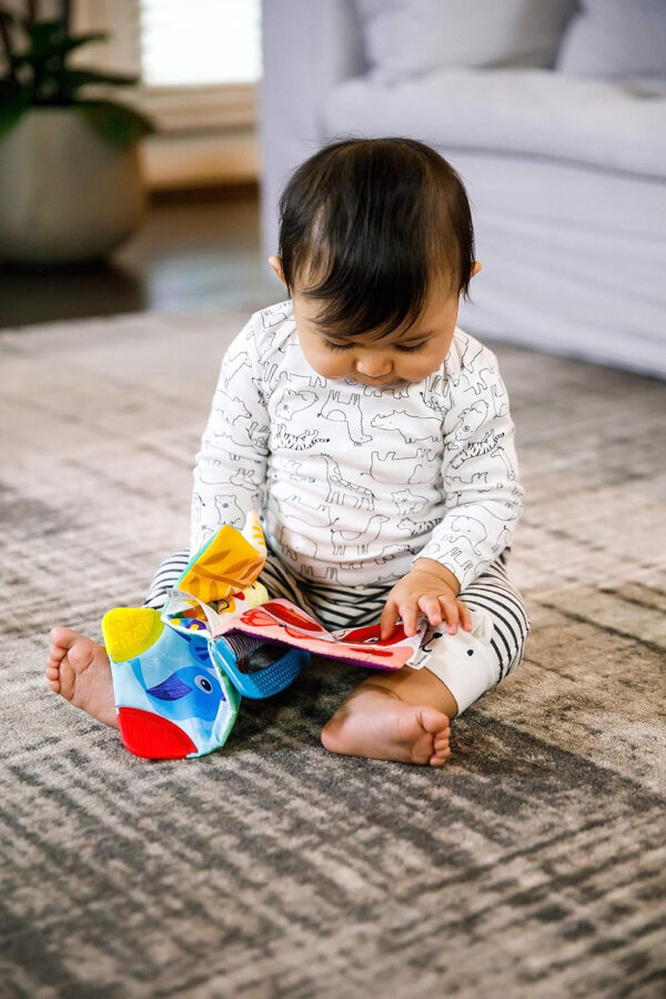 688b064ae99e00c7c74e48681759dfc285ffb5e66c36991d6bdfe.jpg Baby Einstein Teether-pillar Rattle and Chill Teething Toy, Ages 3 months +