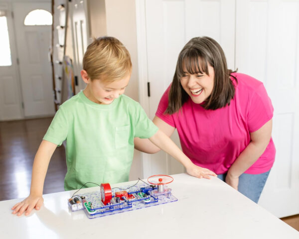 688b131b6cee5e15505a5d5a2855f45701ebc187b6b1d34bb6fa4.jpg Snap Circuits Jr. SC-100 Electronics Exploration Kit, Over 100 Projects, Full Color Project Manual, 28 Parts, STEM Educational Toy for Kids 8 +