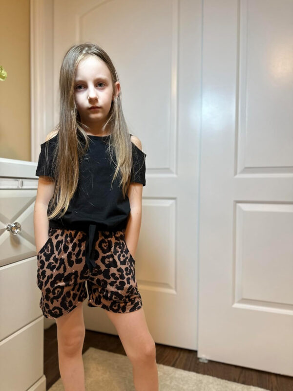 Arshiner Girls Short Sets 2 Pieces Outfits Short Sleeve Tie Knot T-Shirts and Casual Shorts With Pockets Cute Clothes Sets